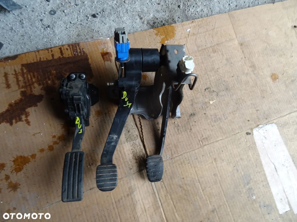 DACIA DUSTER 1,6 PEDALY GAZ SPRZEGLO HAMULEC KOMPLET CZESCI ROZNE WARTO PYTAC