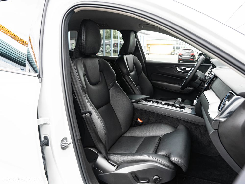 Volvo XC 60 B4 B Plus Dark - 26