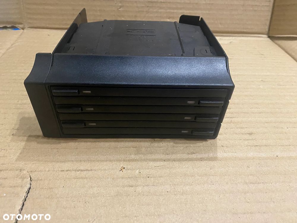 ZMIENIARKA PŁYT CD MERCEDES C KLASA W203 A2036801550 - 2