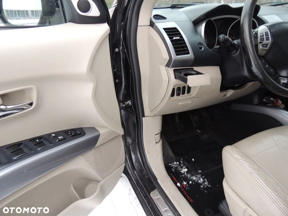 Mitsubishi Outlander 2.0 DID Instyle NAVI - 35