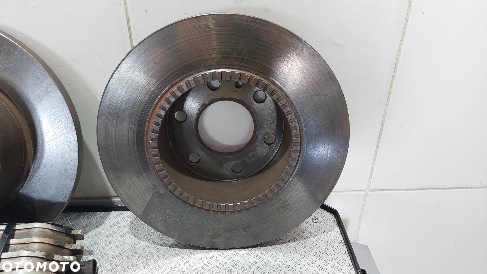 TARCZE HAMULCOWE PRZÓD PLUS KLOCKI IVECO DAILY 3,0 D 180KM KOMPLET ŚREDNICA 29,5cm - 5
