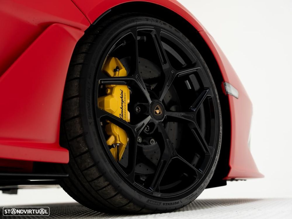 Lamborghini Revuelto - 12