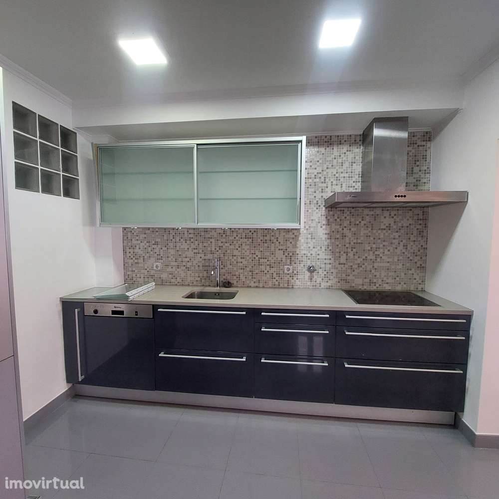 Apartamento T4 com 3 casas de banho e garagem - Grande imagem: 3/34