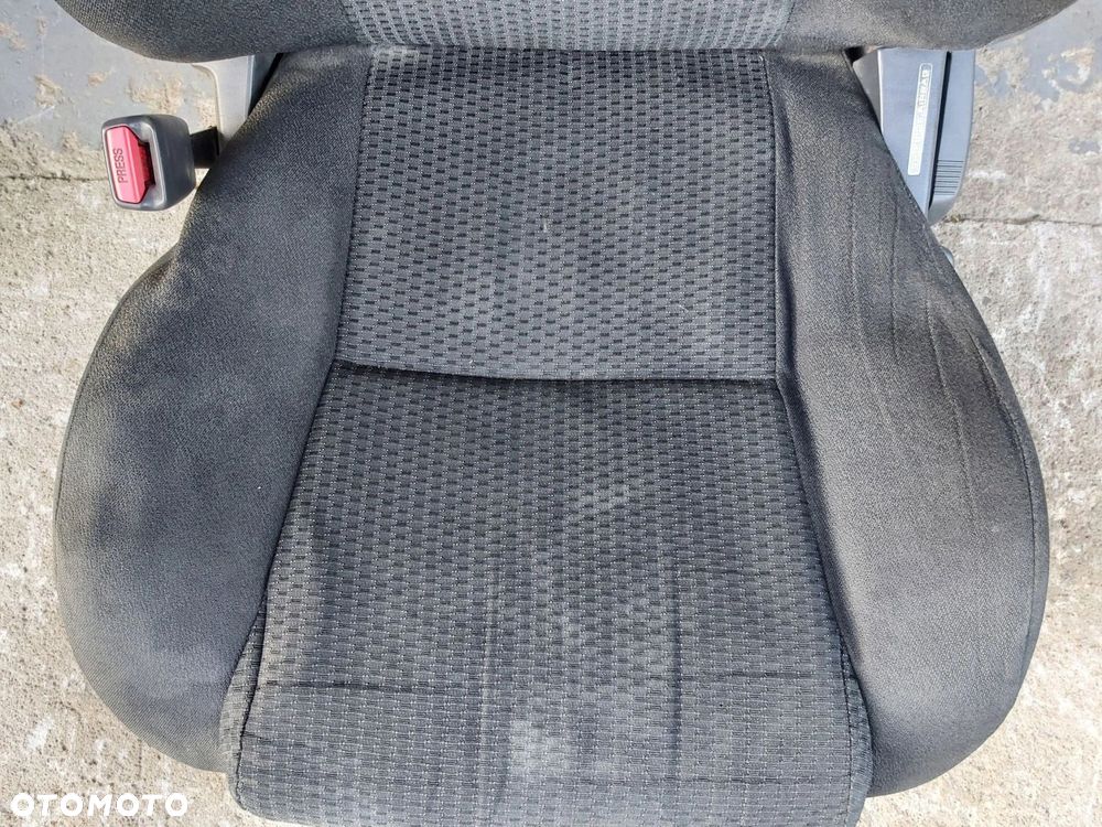 Toyota Corolla E12 fotel lewy przód 5D - 3