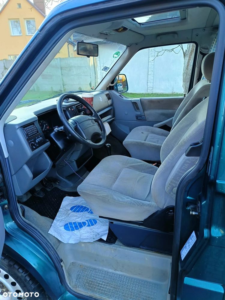 Volkswagen Caravelle - 9