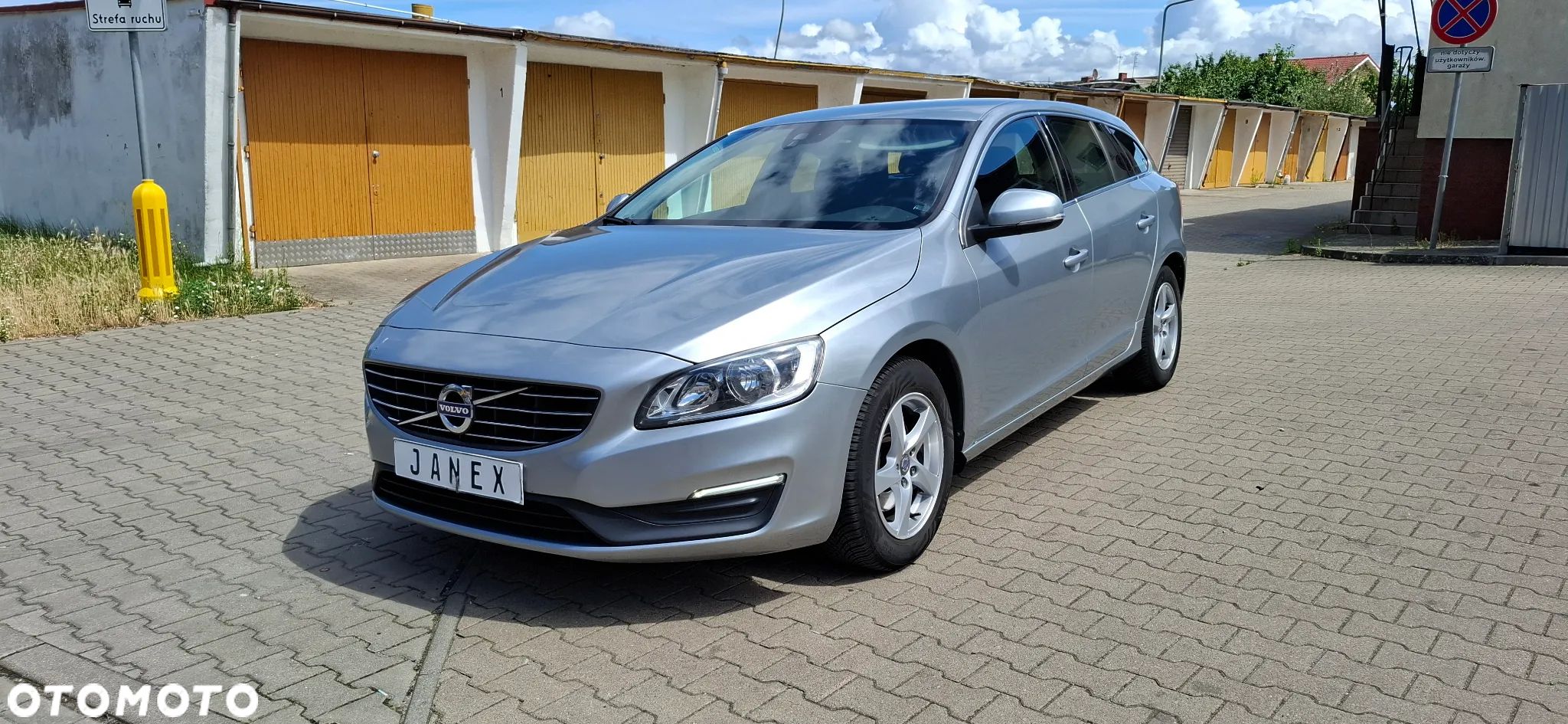 Volvo V60 D3 Drive-E R-Design Momentum - 1