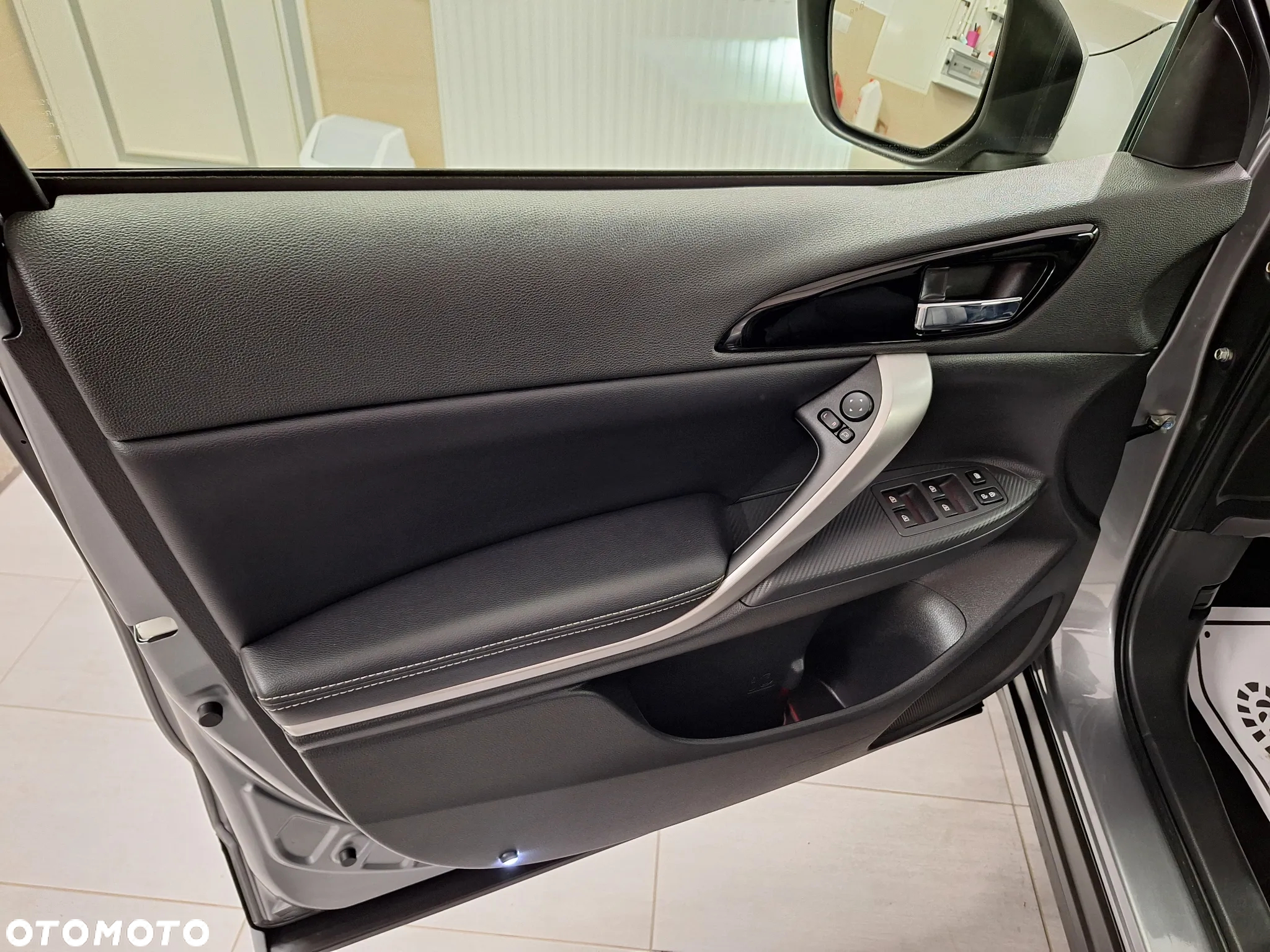 Mitsubishi Eclipse Cross Plug-In Hybrid 4WD Top - 18