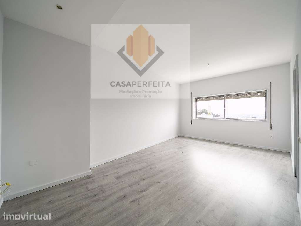 Apartamento T3 de 2 Frentes com Varanda - Antas - Junto à Praça Vel... - Grande imagem: 2/36