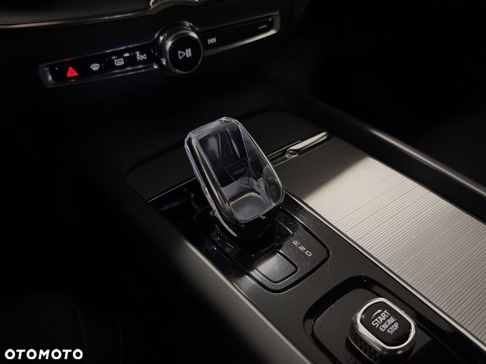 Volvo XC 60 B4 D AWD Plus Dark - 20