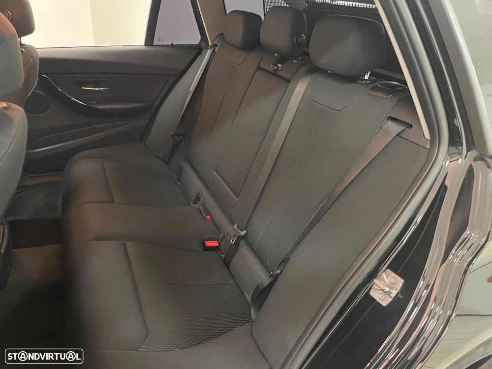 BMW 318 d Touring Pack M - 28