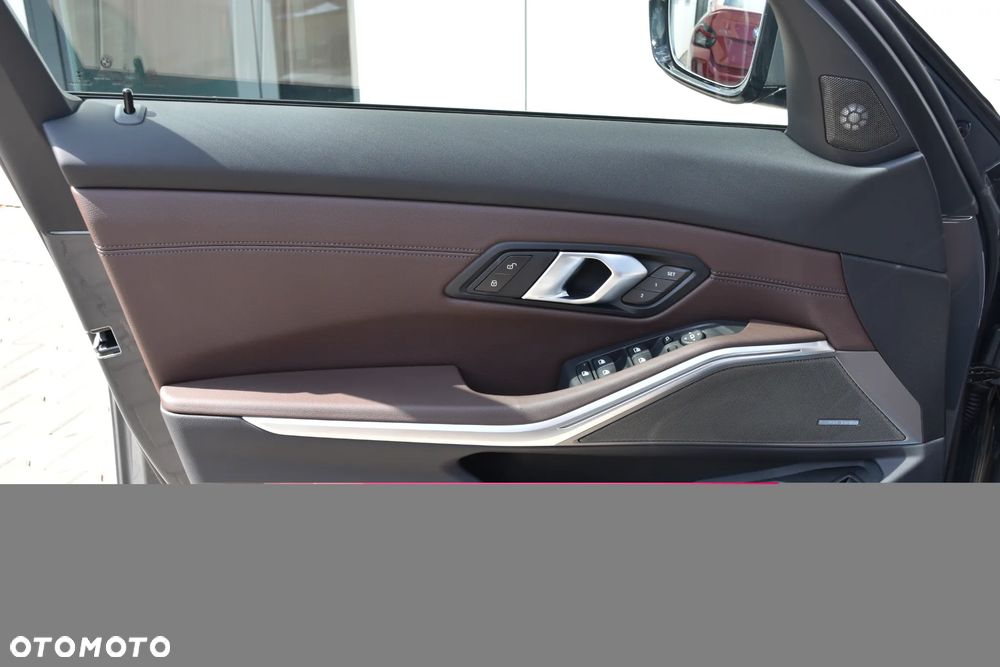 BMW Seria 3 330i xDrive M Sport - 12