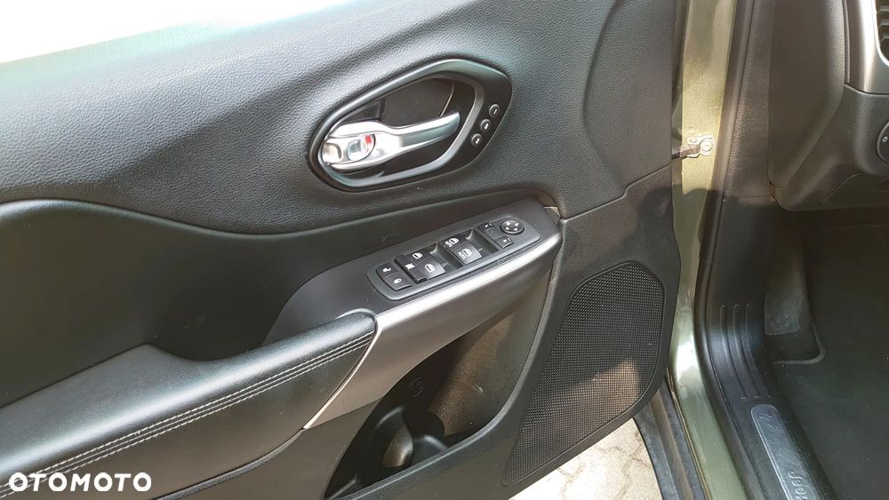 Jeep Cherokee - 16