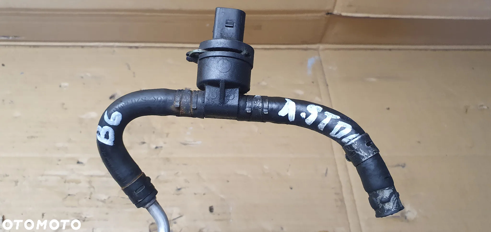 Przewody rurki paliwa VW Passat B6 1.9 TDI 3C0130307 3C0127399A - 10