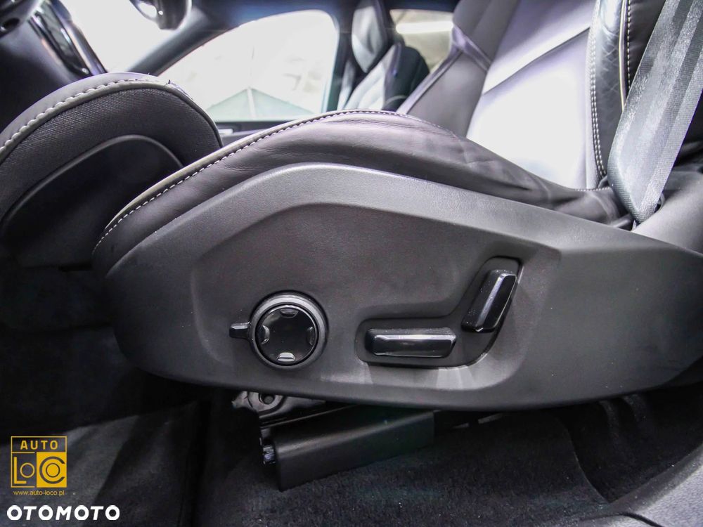 Volvo XC 60 B4 D AWD Plus Dark - 31