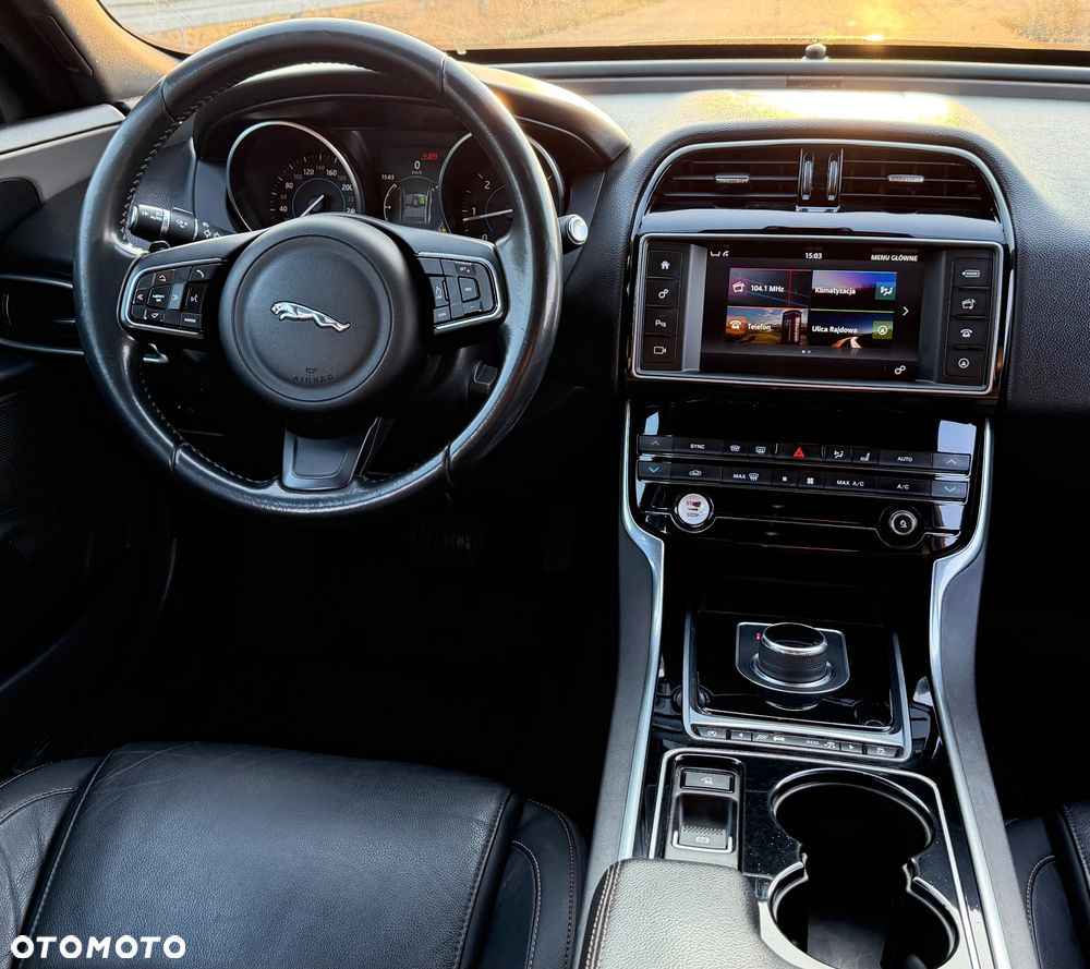 Jaguar XE 2.0 D R-Sport - 8