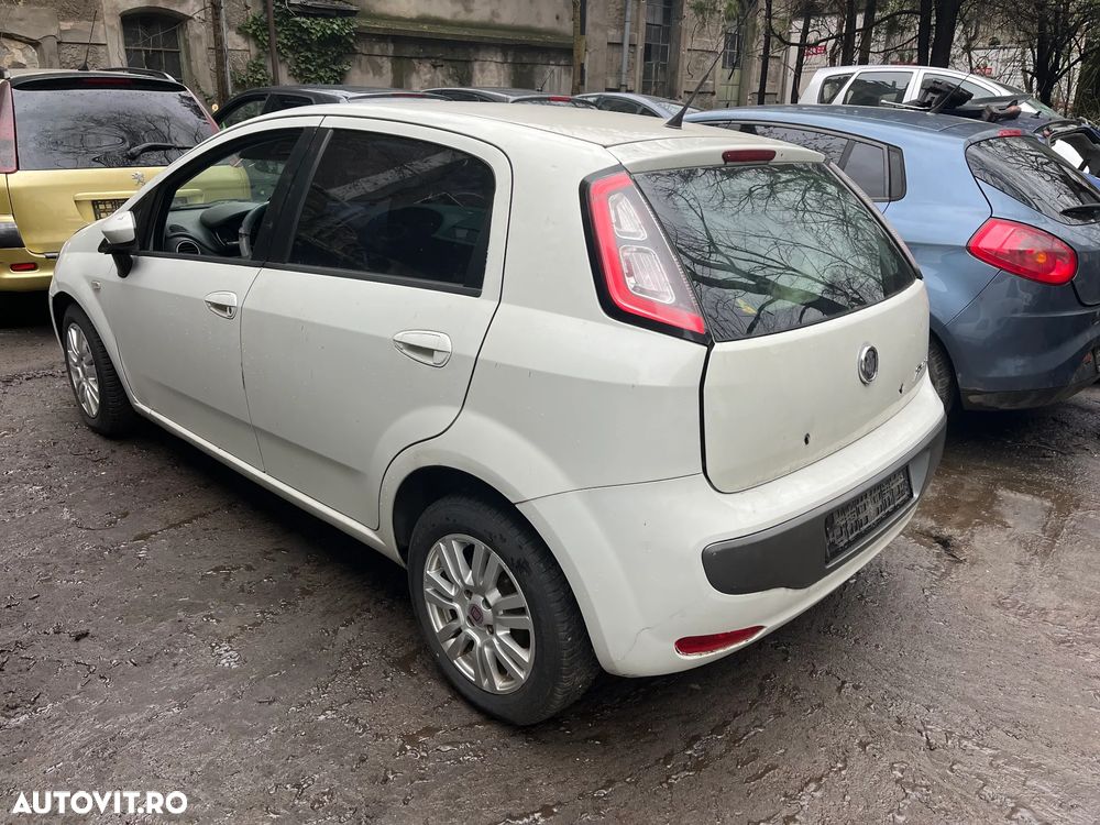Dezmembrez Fiat Punto facelift alb 2010-2011 1,4 benzina - 10