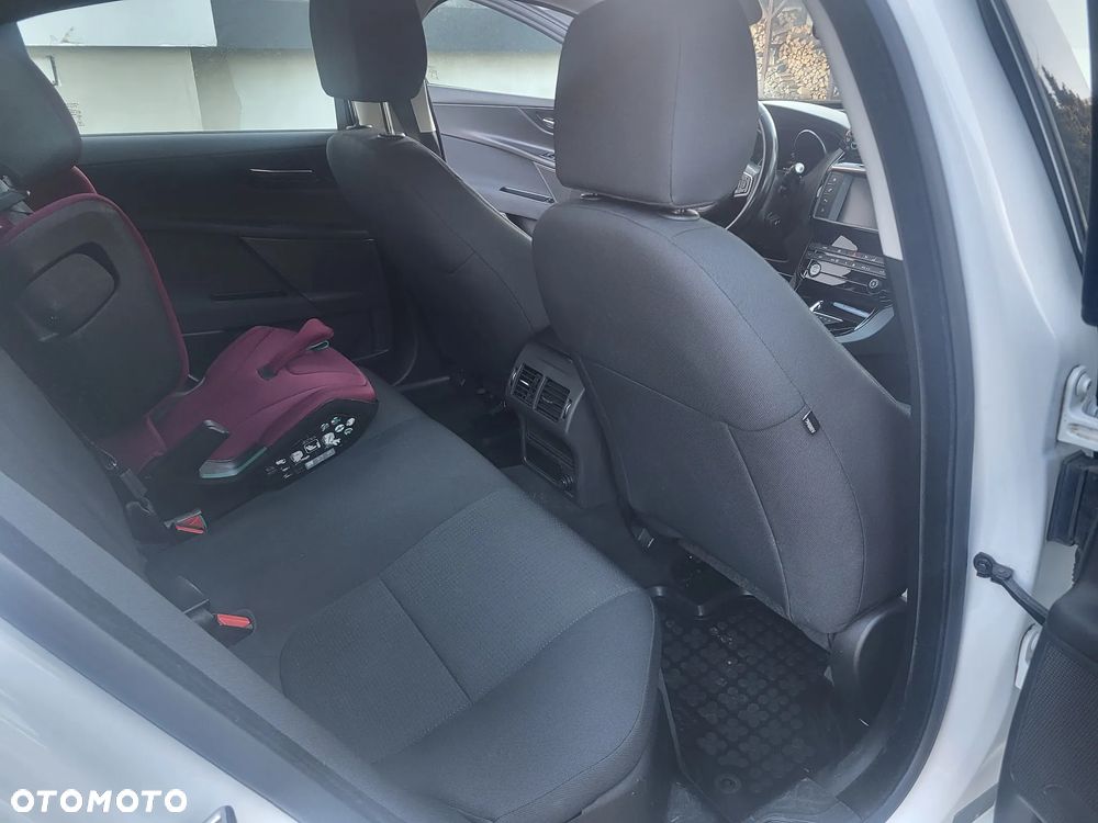 Jaguar XE 20t Portfolio - 7