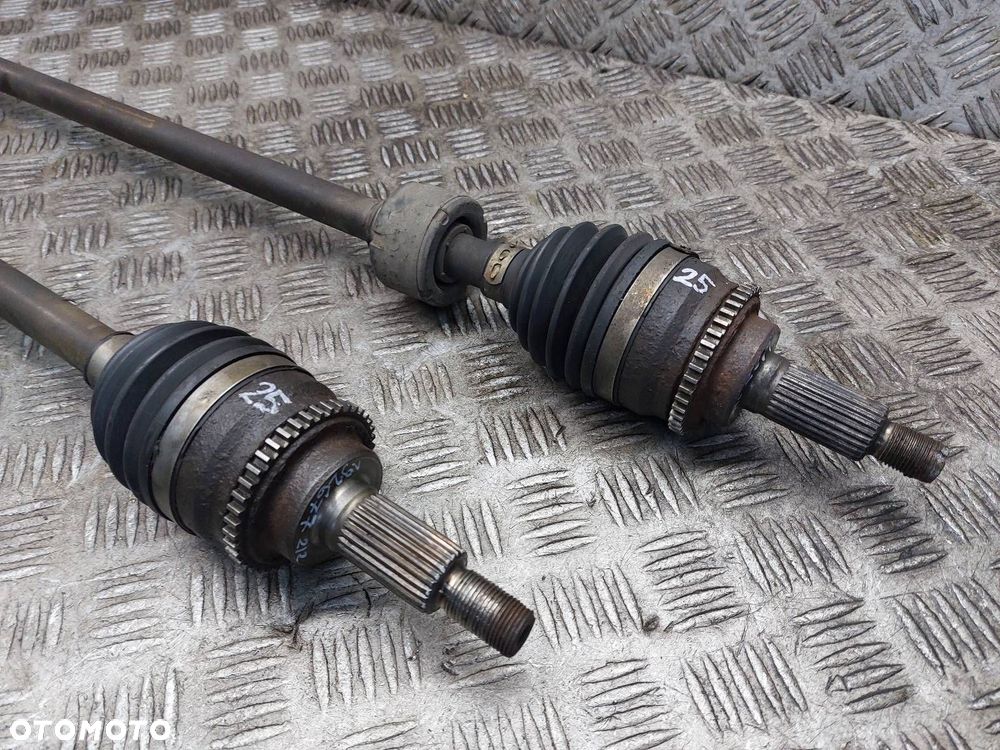 PÓŁOŚ LEWY PRZÓD + PRAWY PRZÓD SUZUKI SWIFT IV MK6 1.3 16V 04-10 - 2