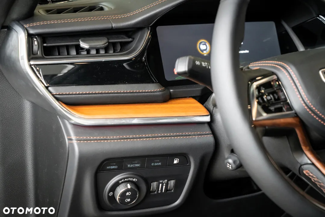 Jeep Grand Cherokee - 14