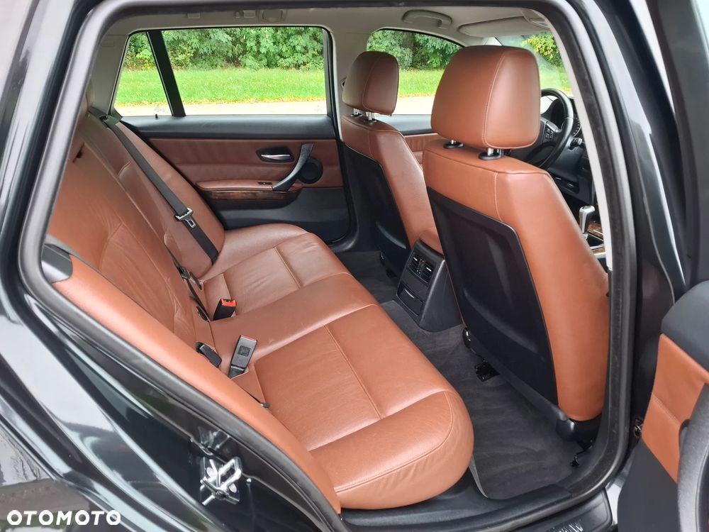 BMW Seria 3 318i Touring - 15