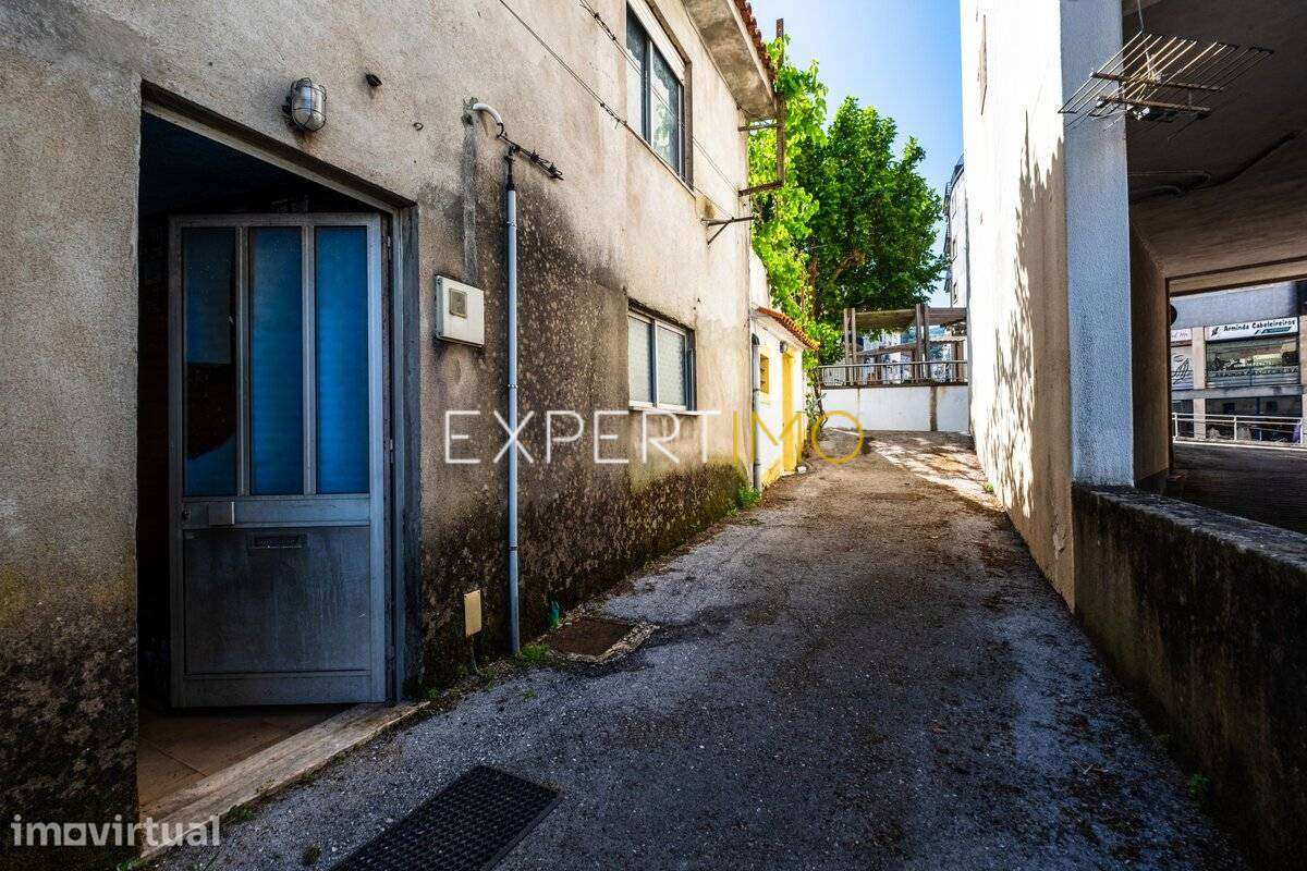 Moradia para Remodelar com Terreno e Anexos no Centro da Lousã - Grande imagem: 2/26