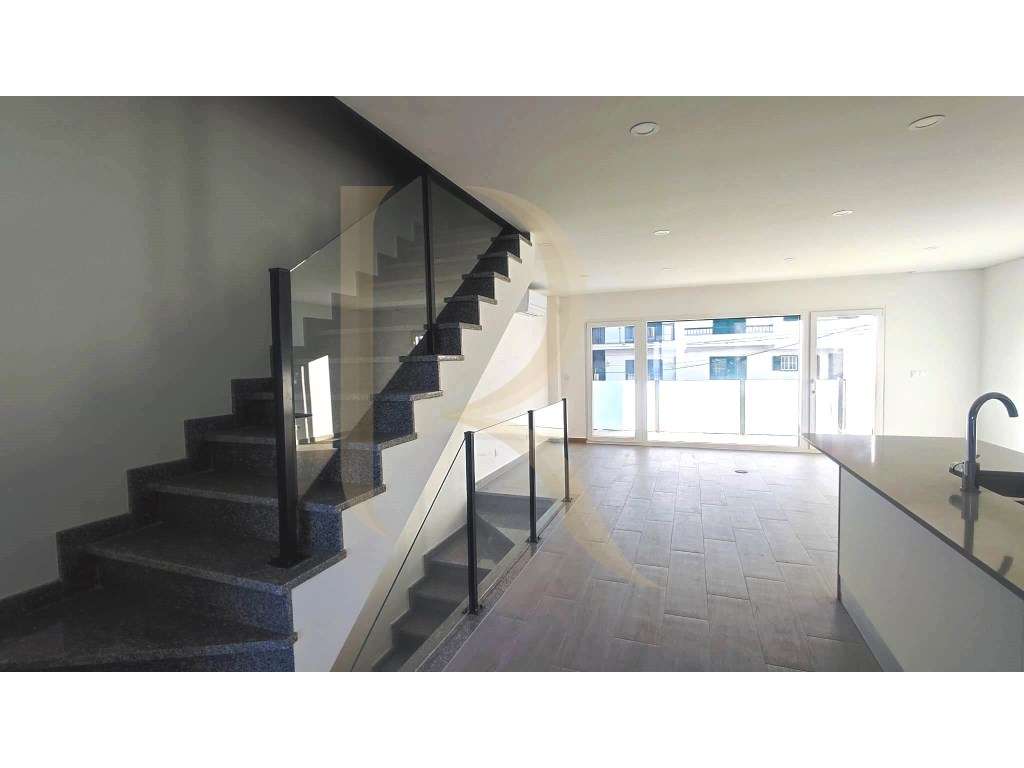 Moradia em banda T5 em Vale de Milhaços com garagem - Grande imagem: 4/30