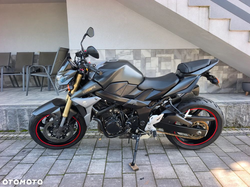 Suzuki GSR - 2