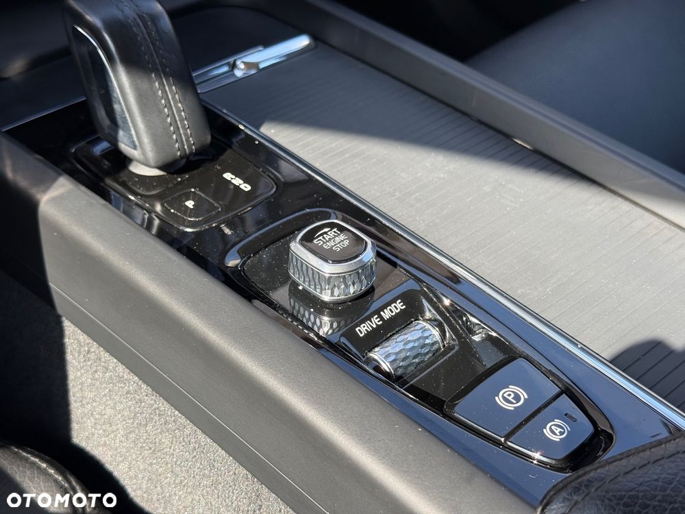 Volvo XC 60 B4 D AWD Momentum Pro - 19