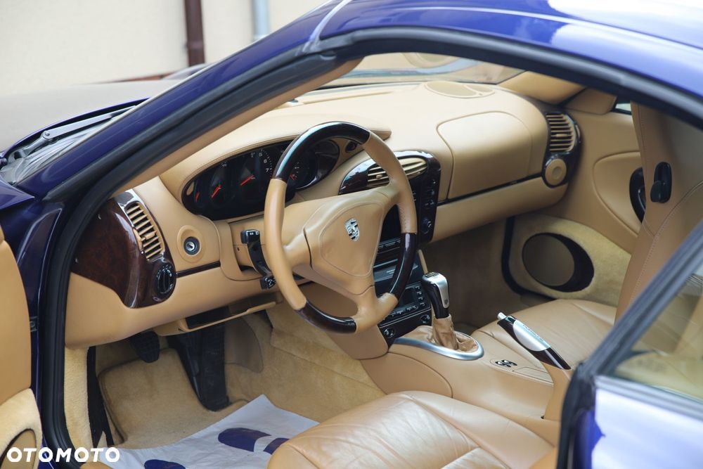 Porsche 911 Carrera 4 - 10