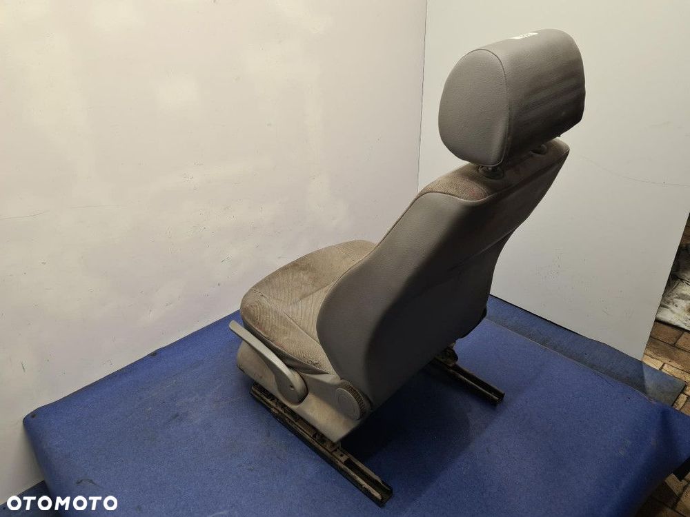 VOLKSWAGEN CADDY III FOTEL KIEROWCY. - 11