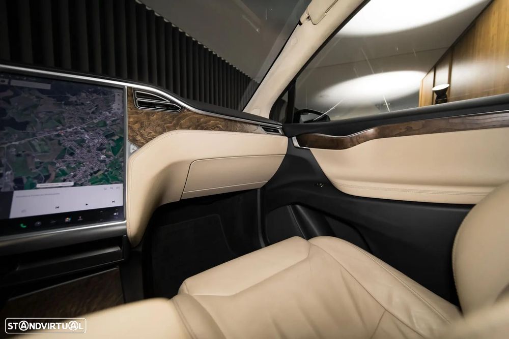 Tesla Model X 90D - 14