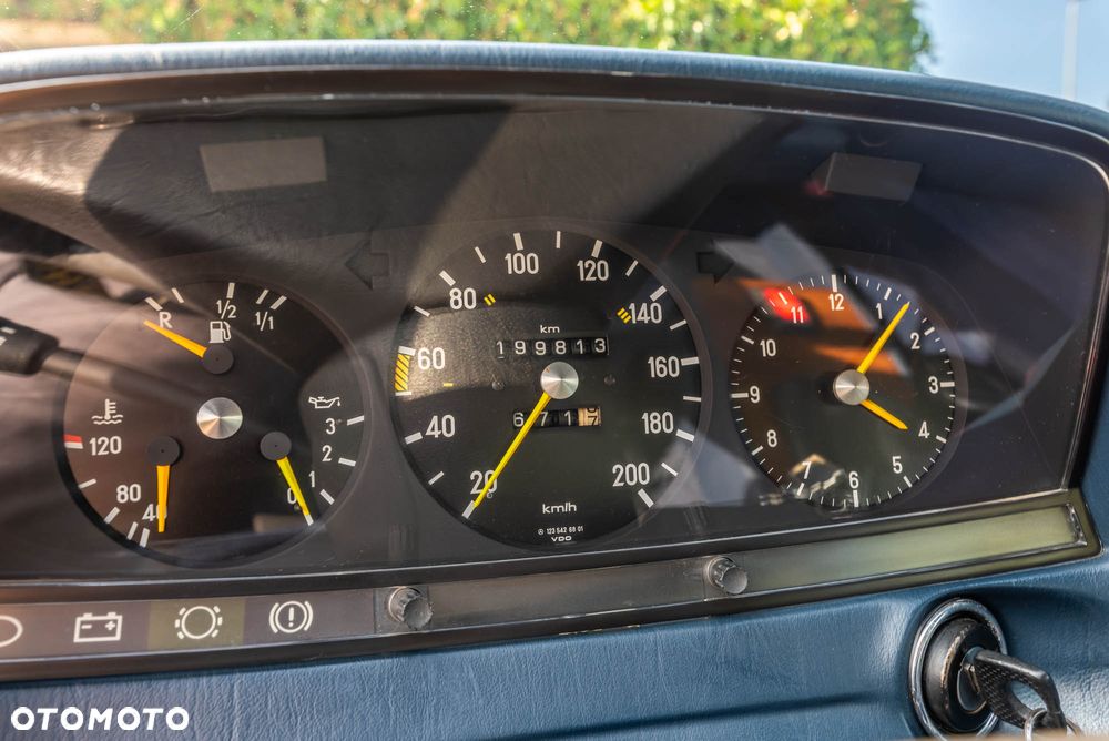 Mercedes-Benz W123 - 17