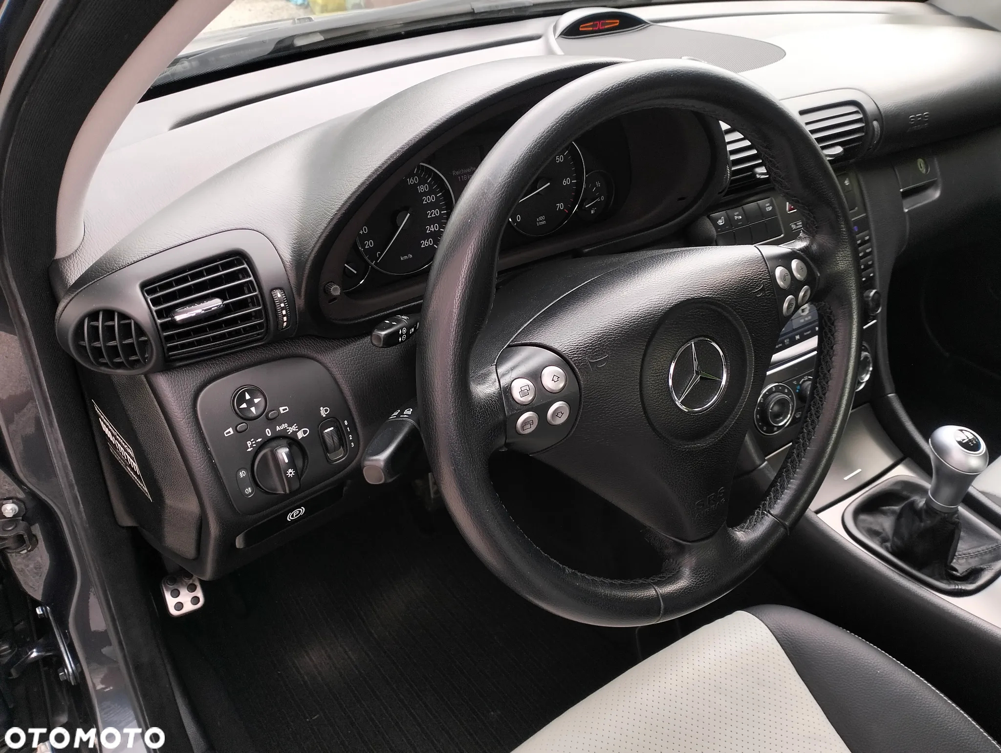 Mercedes-Benz Klasa C 180 Kompressor Sportcoupe Sport Edition - 32