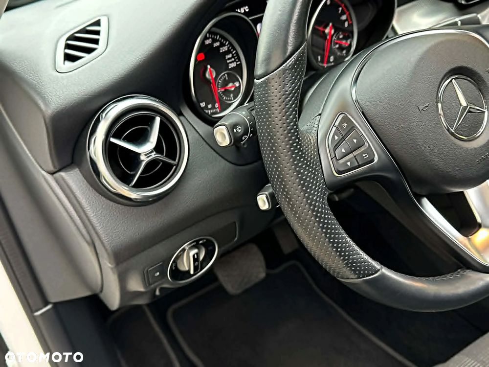 Mercedes-Benz GLA 200 7G-DCT Urban - 37