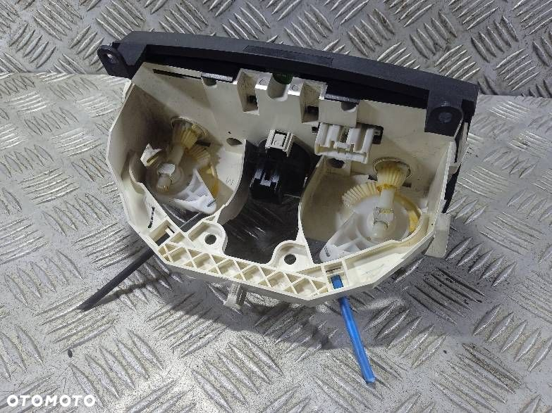 PANEL NAWIEWU KLIMATYZACJI MAZDA 3 - 2