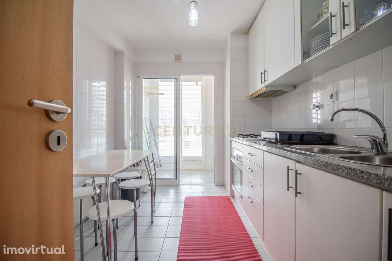 Apartamento T2 Duplex na Gala, perto da praia, com estacionamento e ar - Grande imagem: 3/28