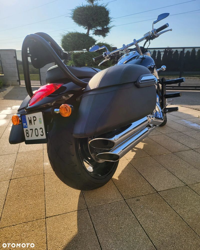 Suzuki Intruder - 12
