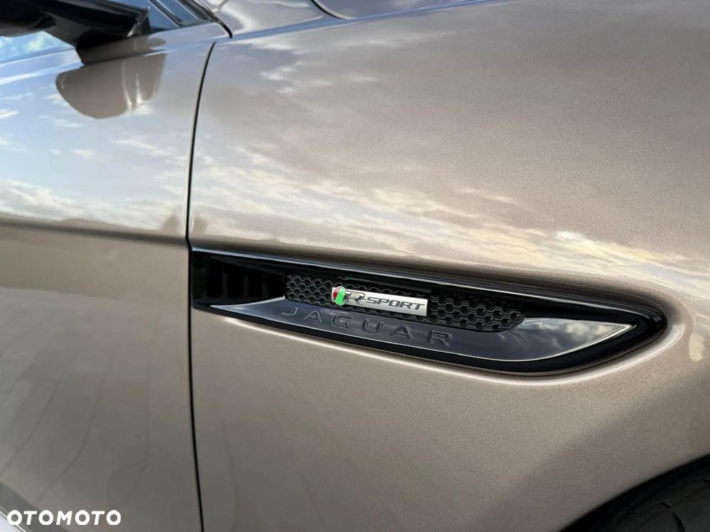 Jaguar XE 2.0 D R-Sport - 20