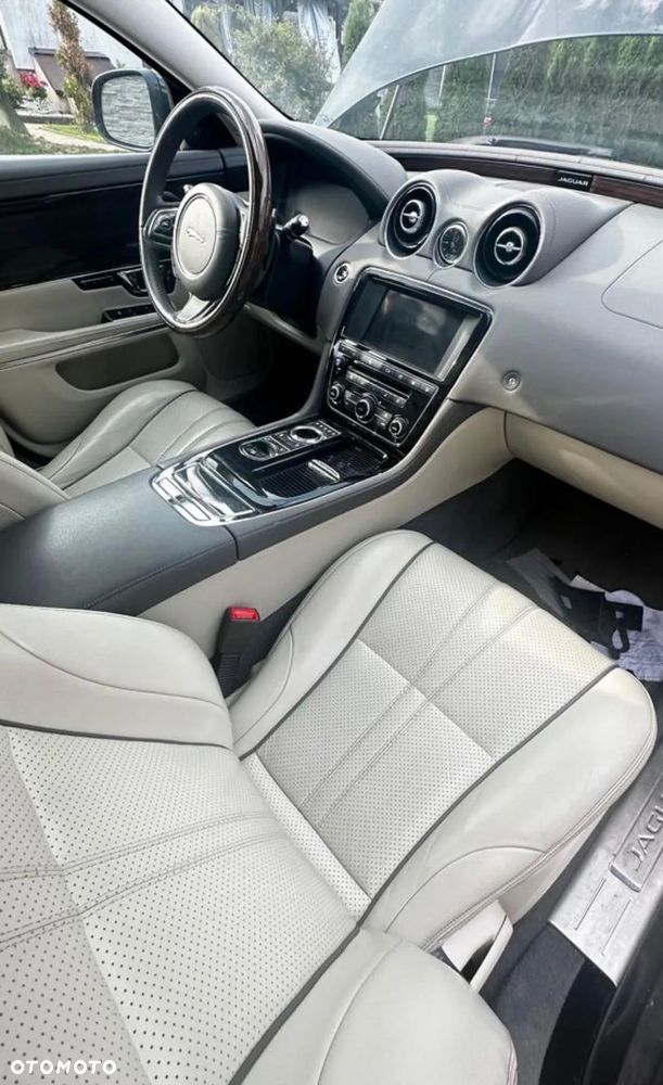 Jaguar XJ 3.0 T AWD R-Sport - 30