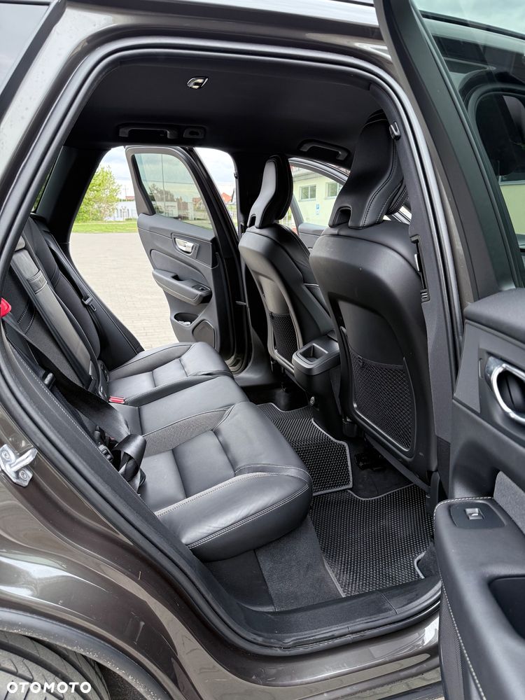 Volvo XC 60 B4 D Plus Dark - 17
