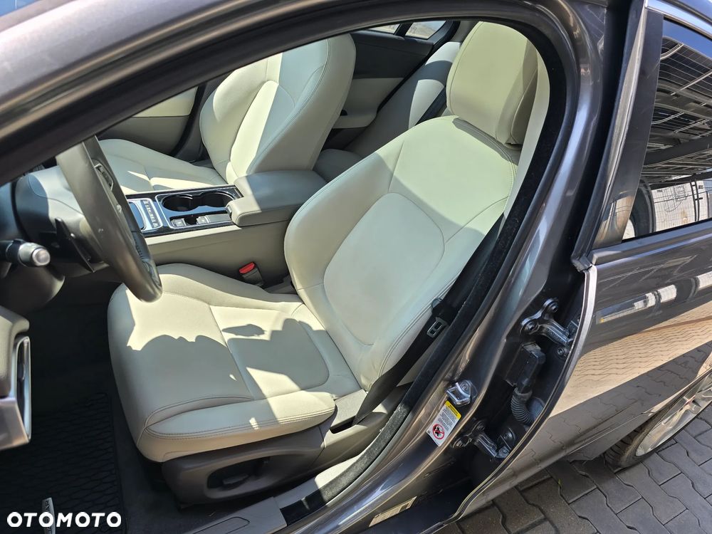 Jaguar XE S - 16