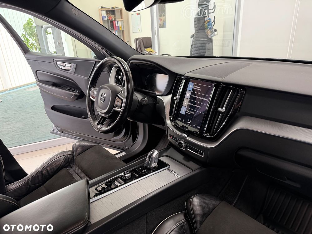 Volvo XC 60 T6 AWD Plug-In Hybrid R-Design - 32