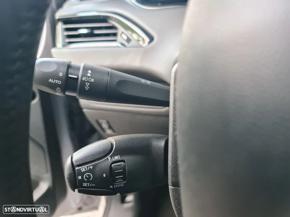 Peugeot 208 1.2 PureTech Signature - 35