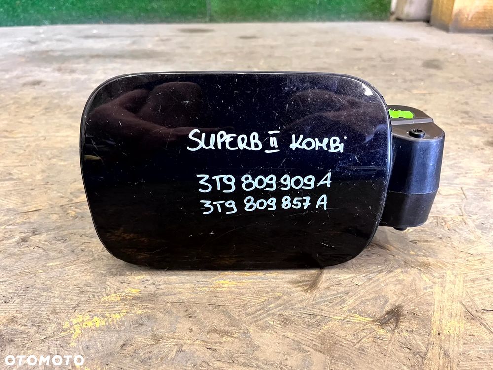 SKODA SUPERB II KOMBI KLAPKA WLEWU PALIWA 3T9809909A 3T9809857A