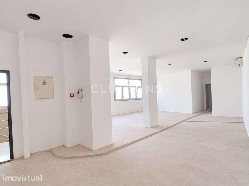 T3, 150 m2, em renovação total, estacionamento, Benfica - Grande imagem: 3/23