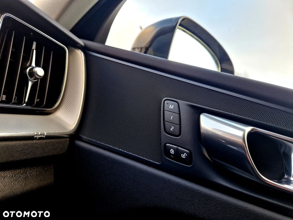 Volvo XC 60 B4 D Plus Dark - 16