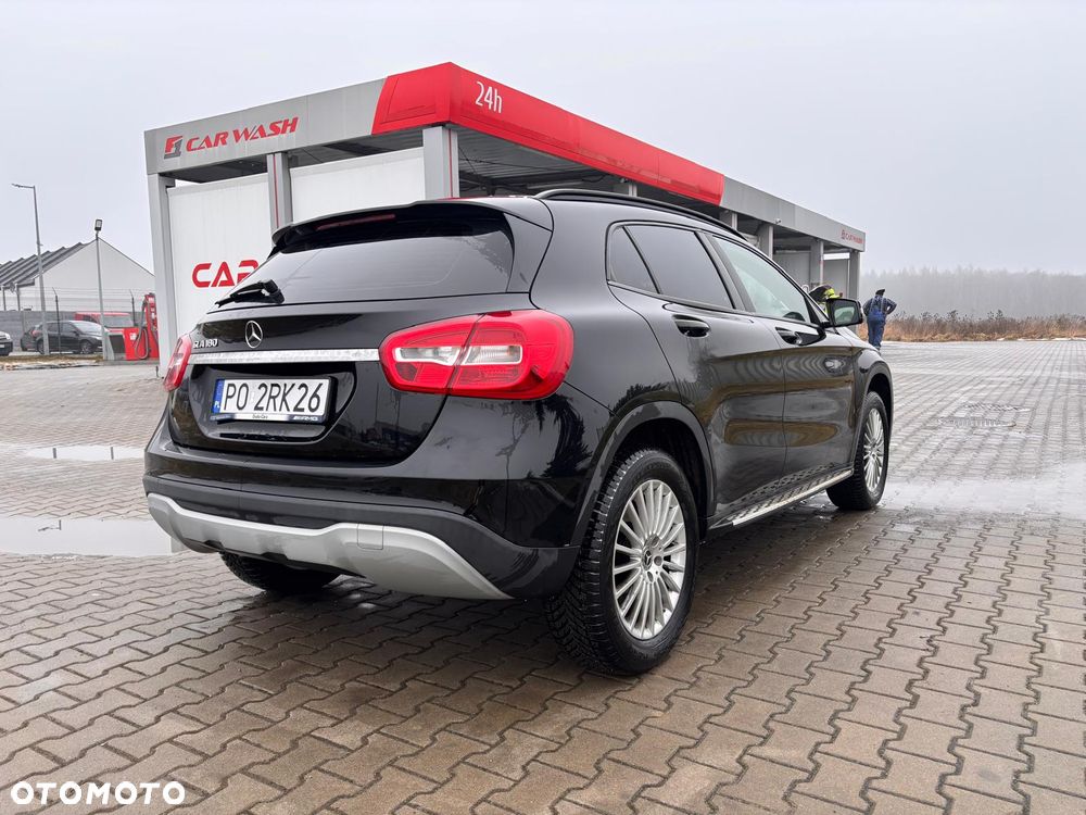 Mercedes-Benz GLA 180 7G-DCT - 11