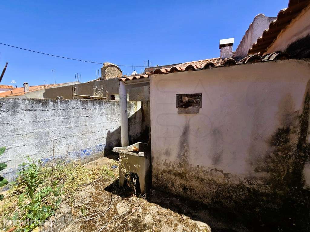 Moradia T2 com Quintal no Centro de Montoito | Ideal para Investime... - Grande imagem: 2/24