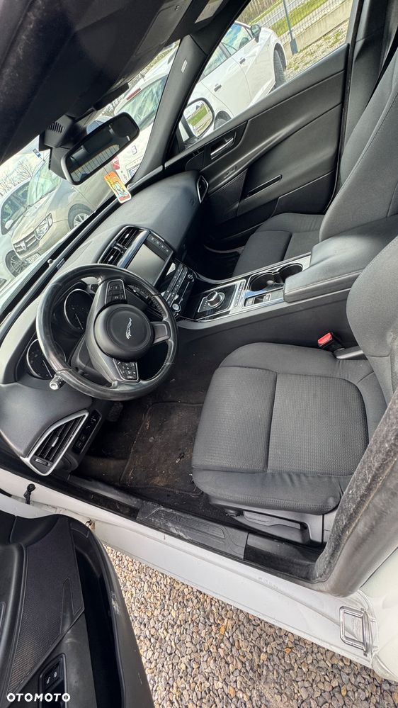 Jaguar XE - 12
