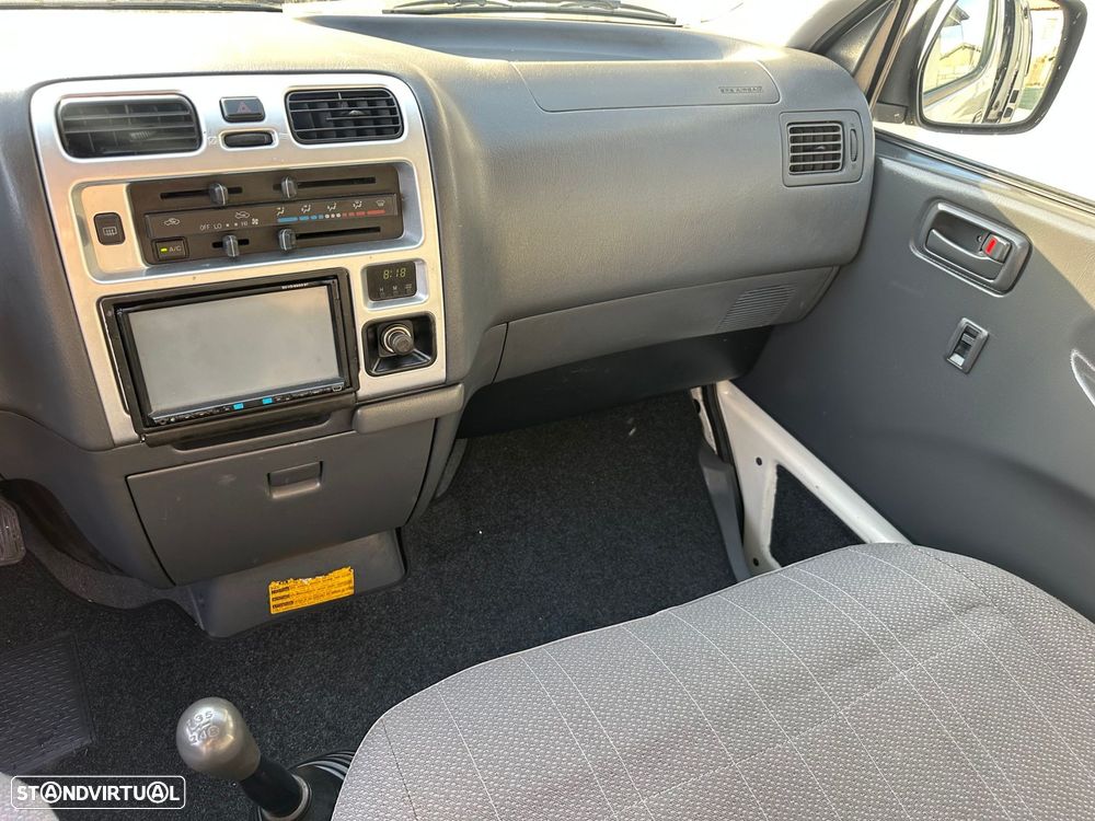 Toyota HiAce 2.5 D-4D Curto 2.8T AC - 12